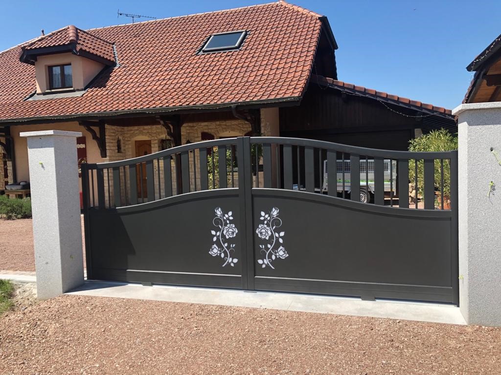 Portail avec décorations personnalisées