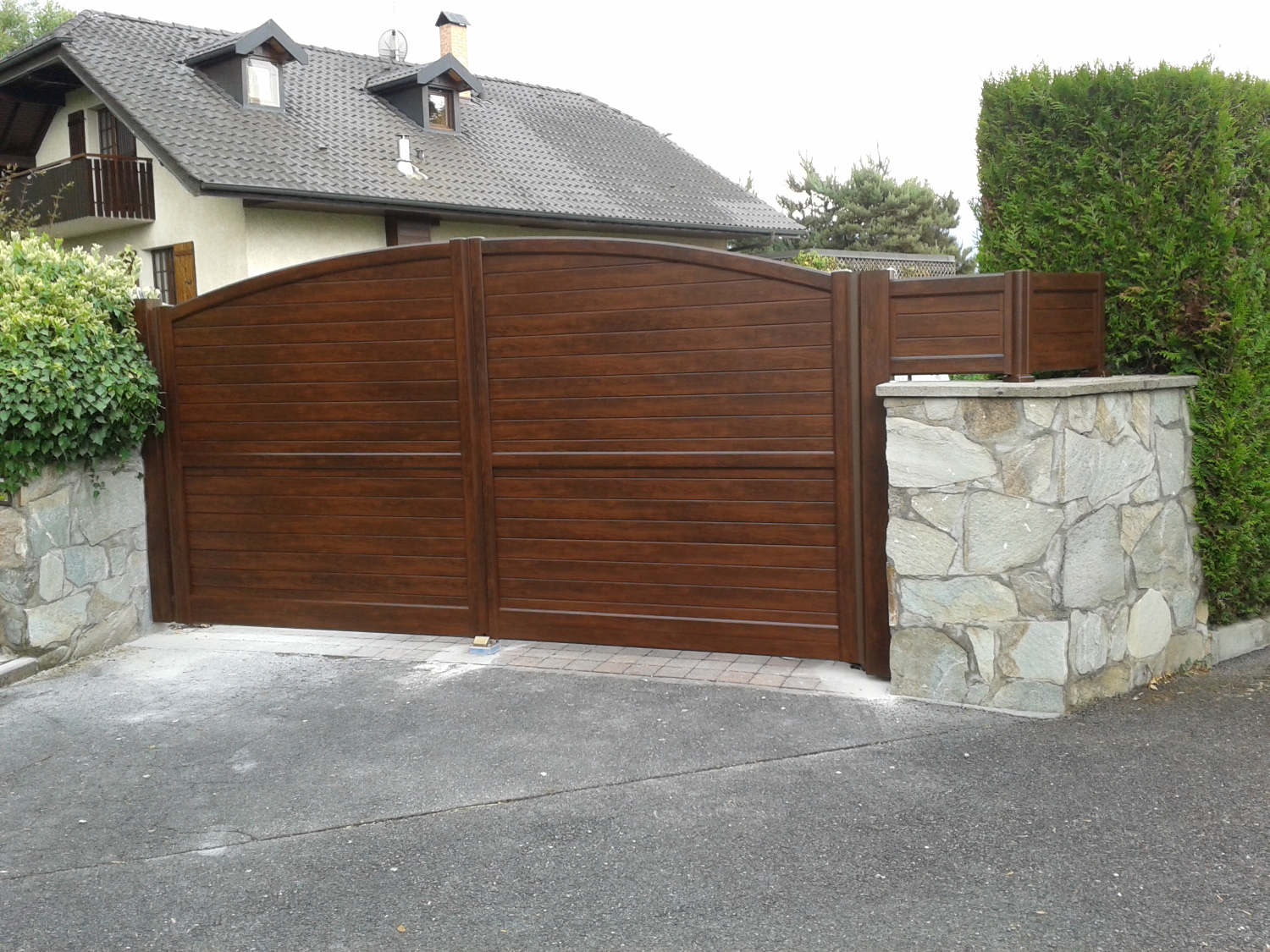 Portail aluminium imitation bois